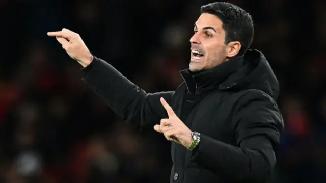 Mikel Arteta gesticulates