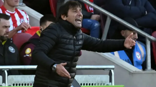 Antonio Conte gesturing