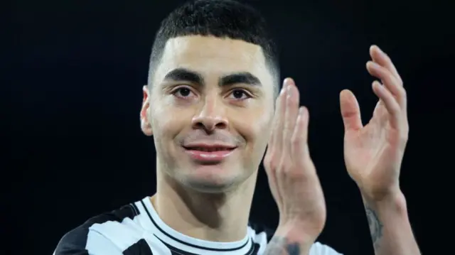 Miguel Almiron clapping