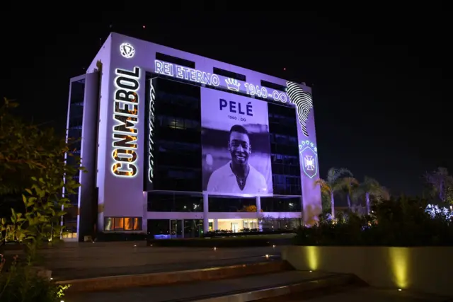 Pele's image is displayed as a tribute on a building in Asunción, Paraguay