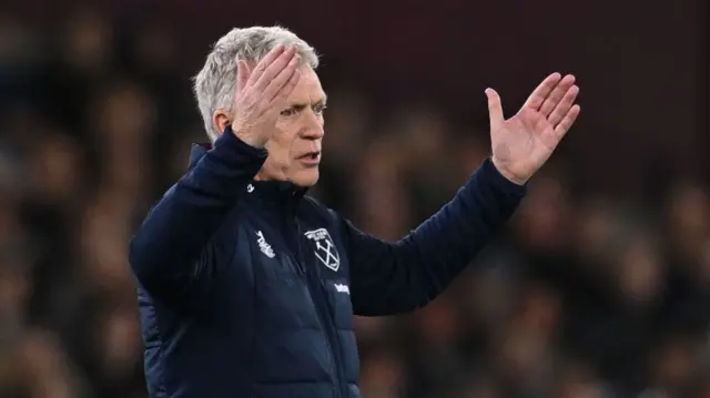 David Moyes gesturing
