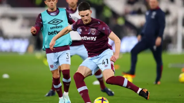 Declan Rice playing a pass