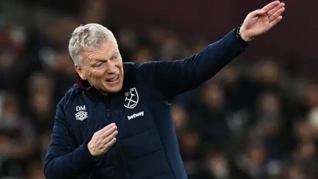 David Moyes gesturing