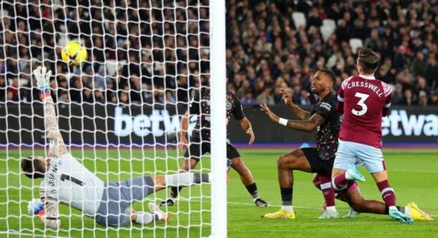 Ivan Toney scores for Brentford at West Ham