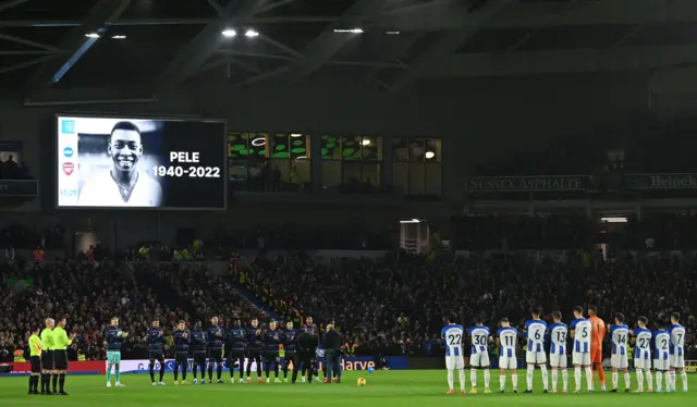 Brighton and Arsenal players in a moment of silence for recently deceased football legend Pele