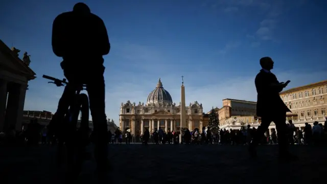 Faithful gather in St. Peter's Square