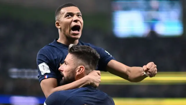 Kylian Mbappe and Olivier Giroud celebrate