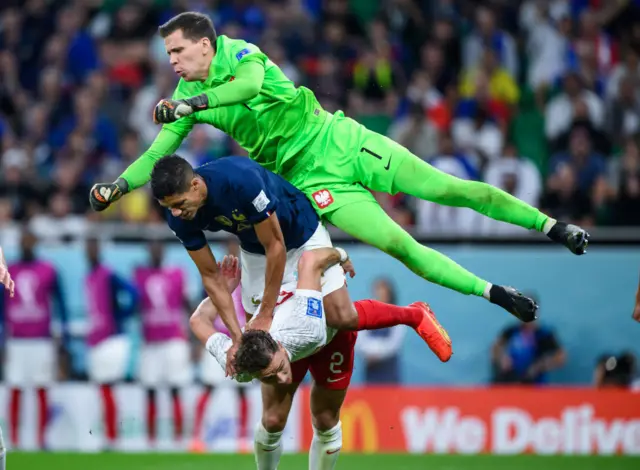 Wojciech Szczesny punches the ball