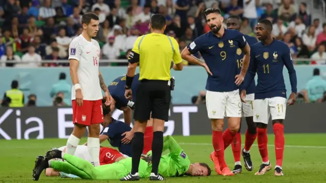 Olivier Giroud speaks to the referee