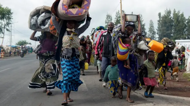 Congolese internally displaced civilians carry their belongings as they flee from renewed tensions from Kanyaruchinya to Goma in the North Kivu province of the Democratic Republic of Congo November 15, 2022