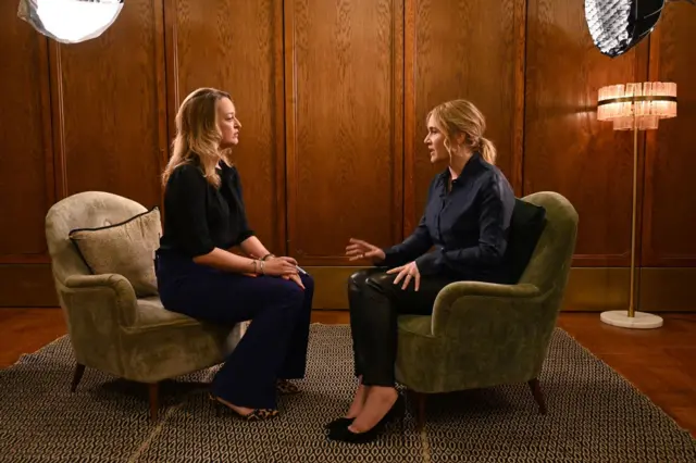 Laura Kuenssberg and Kate Winslet sat talking