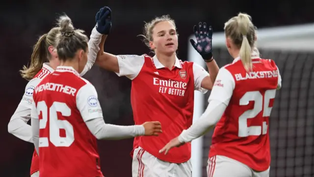 Vivienne Miedama celebrates with her Arsenal team-mates