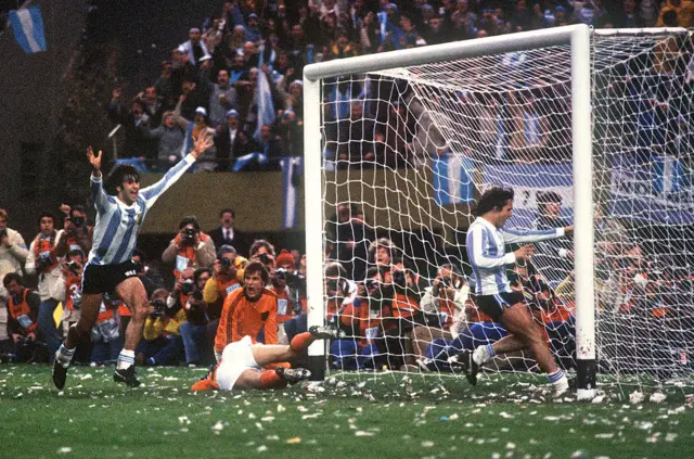 Mario Kempes scores against Netherlands in 1978