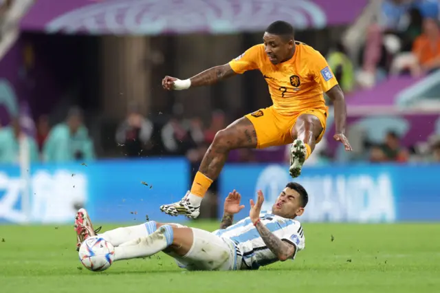 Steven Bergwijn of Netherlands battles for possession with Cristian Romero