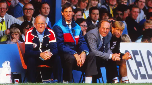 Chris Nicholl (centre)