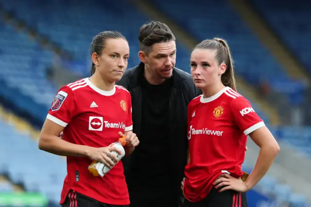 Man Utd manager Marc Skinner with players