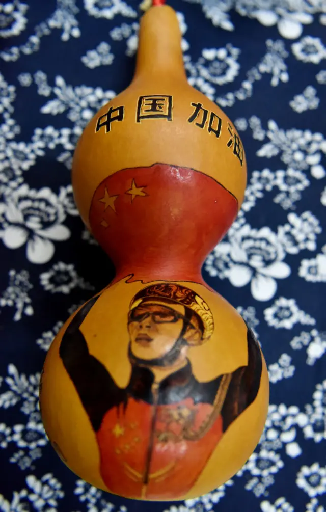 Pyrograph artist Guo Chunlei gourd pyrograph "Winter Olympics male athlete Wu Dajing