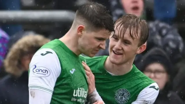 Kevin Nisbet and Ewan Henderson celebrate