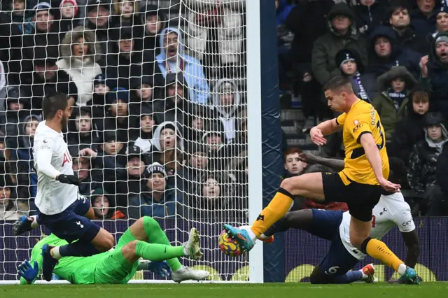 Leander Dendoncker scores for Wolves