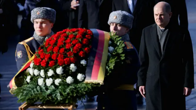 German Chancellor Scholz takes part in a wreath-laying ceremony in Moscow