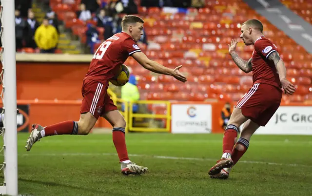 Lewis Ferguson celebrates with Jonny Hayes after making it 1-1
