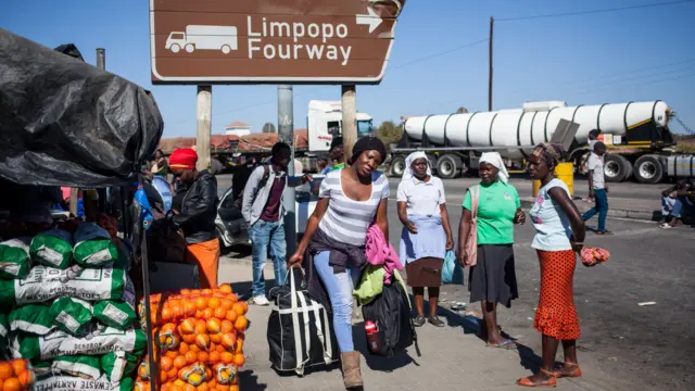 Women near the South Africa-Zimbabwe border post - 2018