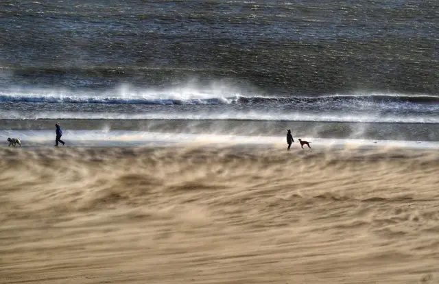 Strong winds on Tynemouth beach