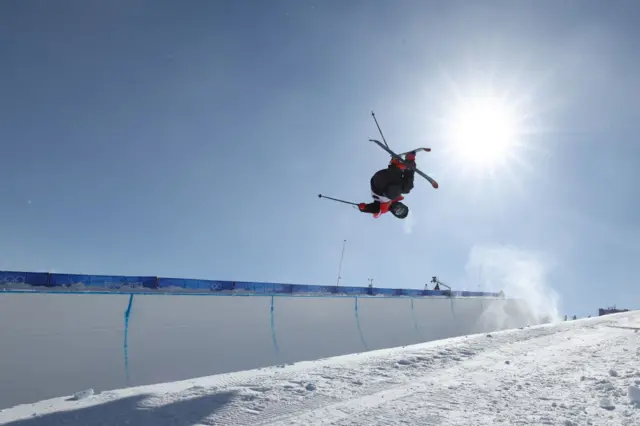 Gus Kenworthy skiing