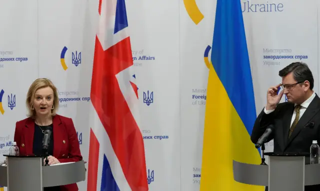 UK Foreign Secretary Liz Truss and Ukrainian Foreign Minister Dmytro Kuleba