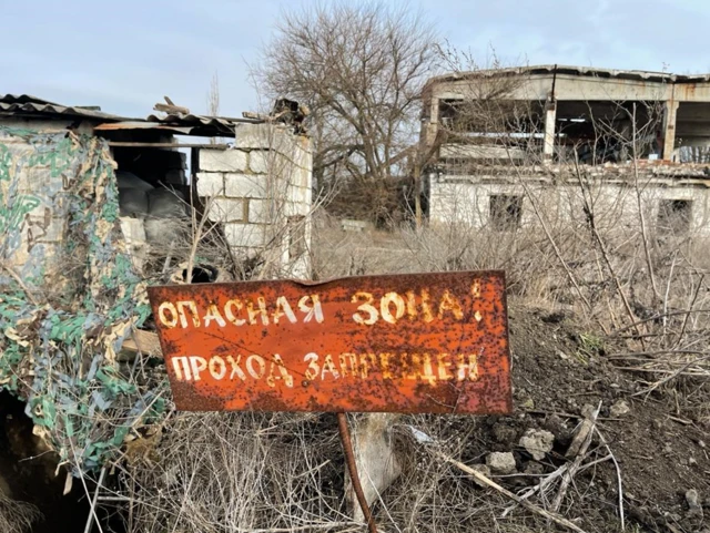 A sign in Russian in Shyrokyne that reads: "Danger zone! Entry forbidden"