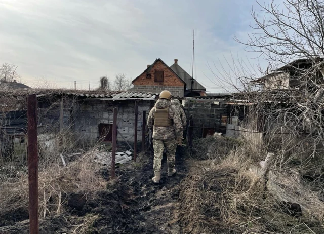 Ukrainian soldiers on patrol in Shyrokyne