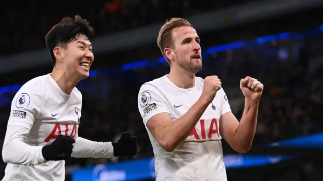 Harry Kane (right) celebrates