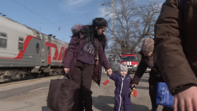 Separatist evacuees at a train station