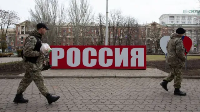 Soldiers walk in the streets of self-proclaimed so-called Donetsk People's Republic (DNR) on 22 February