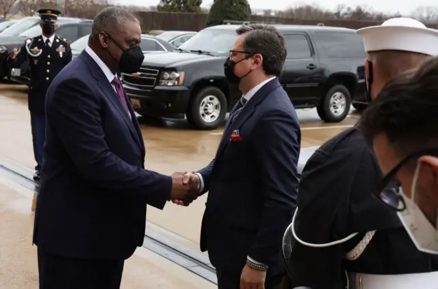 Lloyd Austin welcomes Dmytro Kuleba to the Pentagon