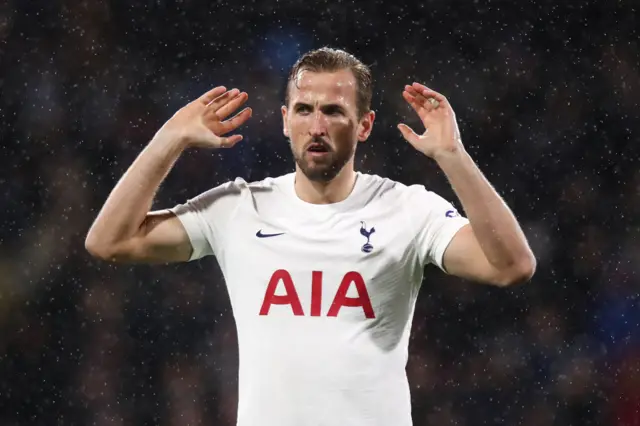 Harry Kane heads bar for Tottenham