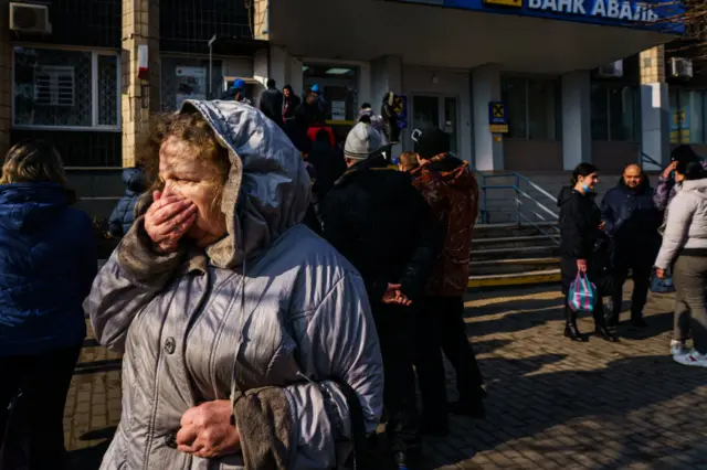 People queue in Slovyansk