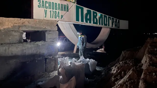 Workmen and soldiers building a giant checkpoint