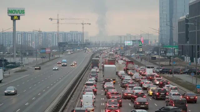 Traffic jams seen as people flee from Kyiv