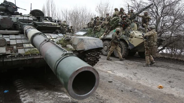 Ukrainian servicemen get ready to repel an attack in Ukraine's Lugansk region