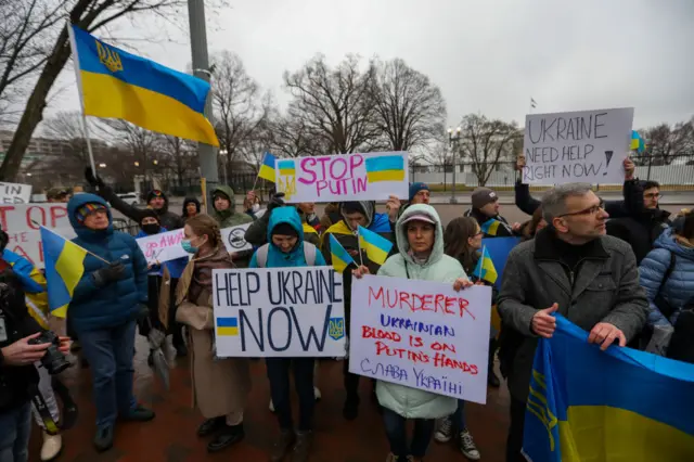 protesters outside the White House