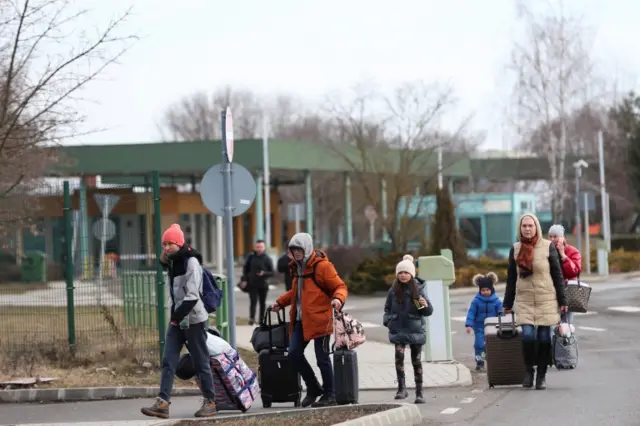 People crossing the border from Ukraine to Hungary at Beregsurany