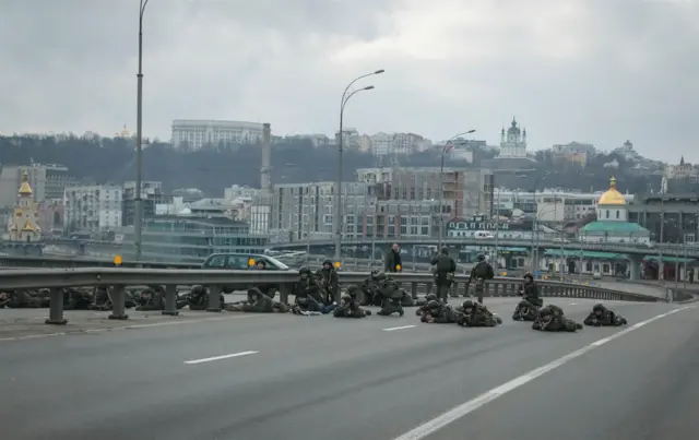 Regular servicemen of the Ukrainian National Guard take positions in central Kyiv on Friday