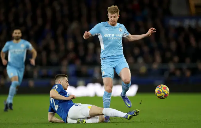 Kevin De Bruyne challenged by Jonjoe Kenny