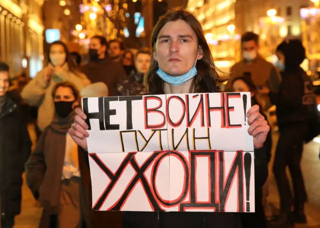 Protestor holding up a sign in Moscow