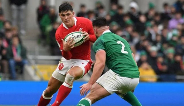 Louis Rees-Zammit playing against Ireland