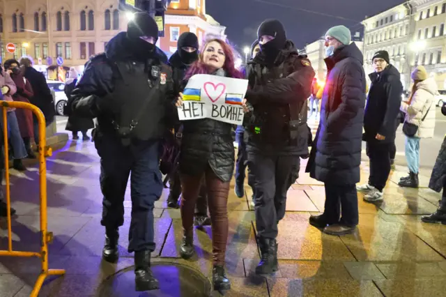 Protesters being arrested in St Petersburg