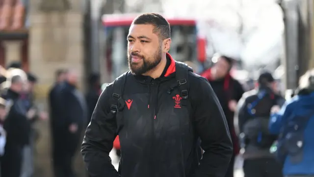 Taulupe Faletau arrives at Twickenham