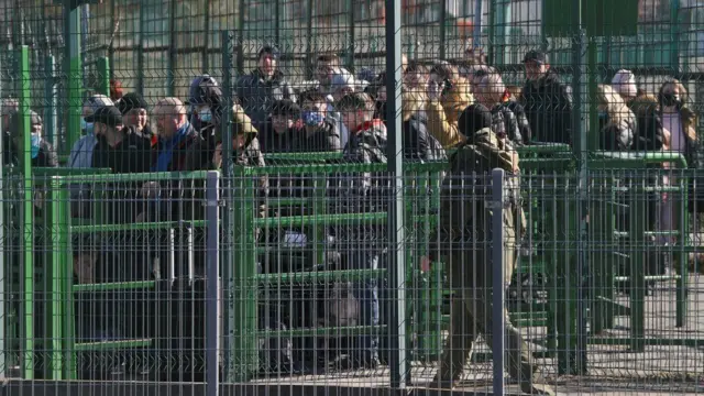 Crowds gathered at the Ukrainian border