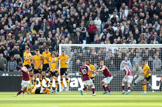 Aaron Cresswell takes free-kick for West Ham